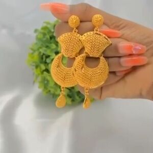 Elegant dangling earrings